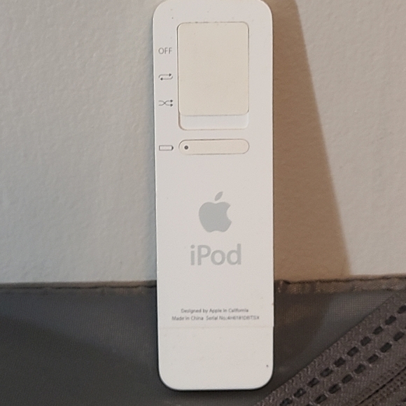 Apple iPod Shuffle - 1st Gen 512 MB - Picture 2 of 4